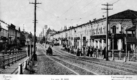 Улица Гостинная с Мириинского моста, справа Гостинные (Торговые) ряды (1849 -)